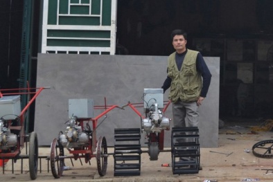 Nông dân làm máy cày đắt khách